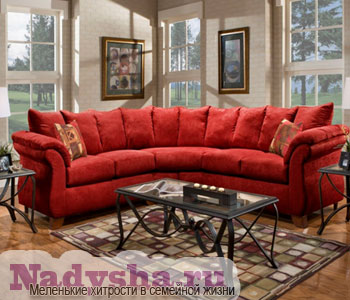 Красный диван в гостиной – интерьерные решения