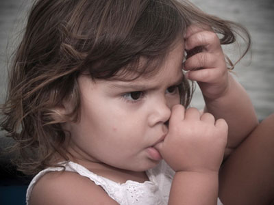 Ребенок сосет палец - как избавиться от этой привычки