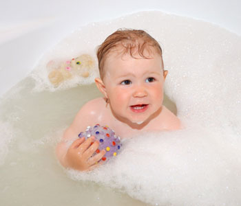 Чем и как мыть грудного ребенка
