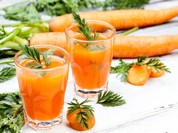 Морковный сок с капустой, огурцами и зеленым перцем