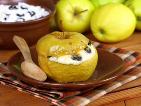 Низкокалорийный десерт из запеченных яблок с творогом