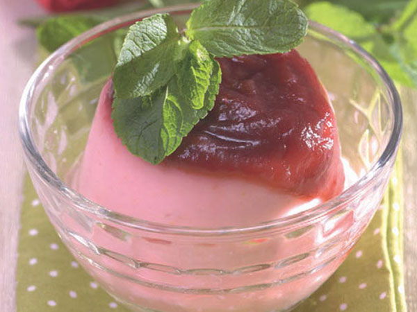 Рецепт манного пудинга с соусом из ягод