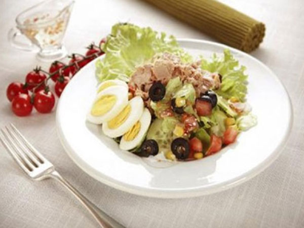 Легкий салат с тунцом и овощами