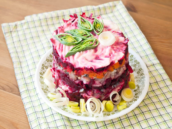 Праздничное блюдо - салат с сельдью в виде торта