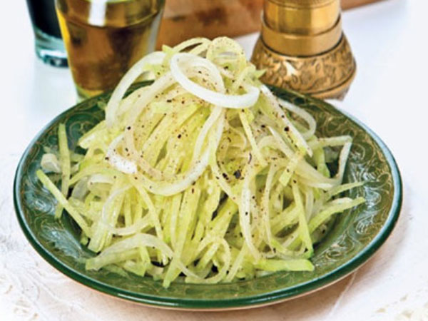 Салат из белой редьки – самый простой рецепт