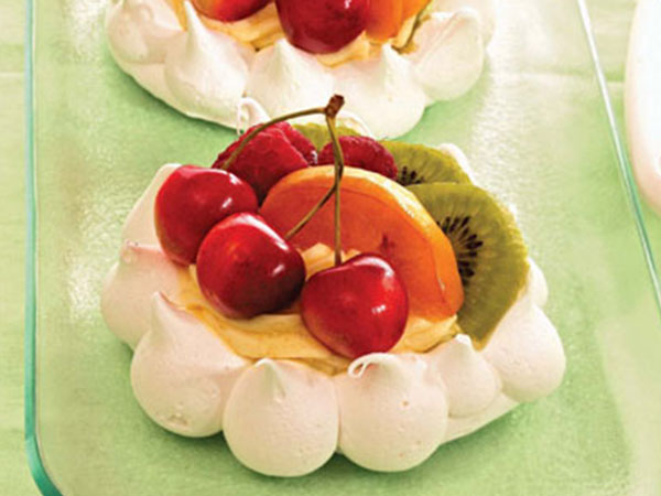 Пирожные безе с ягодами и фруктами