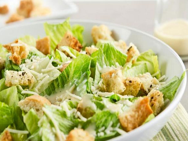 Как приготовить полезный салат Цезарь