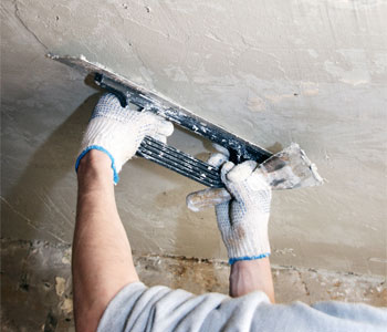 Хитрости ремонта квартиры – шпатлевка потолка