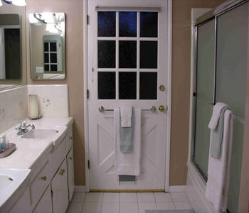 Виды дверей для ванной комнаты и их сочетания с интерьером